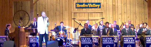 "Glenn Miller Orchestra with Larry O'Brien (director)" by FloNight (Sydney Poore) - Own work. Licensed under CC BY-SA 3.0 via Wikimedia Commons. Glenn_Miller_Orchestra_con_Larry_O'Brien_(director)