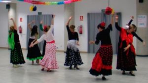 Sevillanas bailadas en línea de tres
