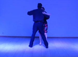 Cumbia Giro de ambos sobre la linea de baile