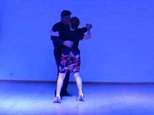Cumbia Giro de ambos sobre la linea de baile
