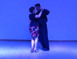 Cumbia Giro de ambos sobre la linea de baile