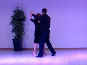 Swing-Medio-Giro-con-vuelta-de-ella-3