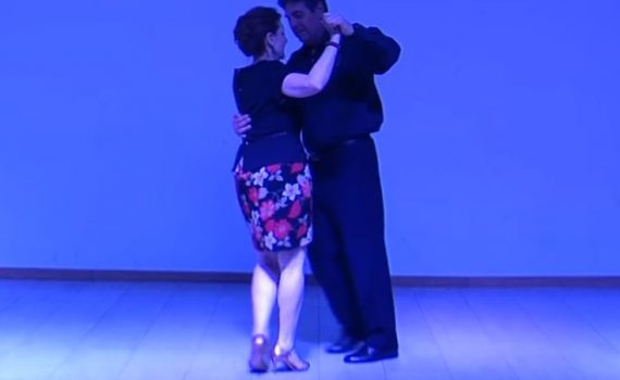 Cumbia Giro de ambos sobre la linea de baile