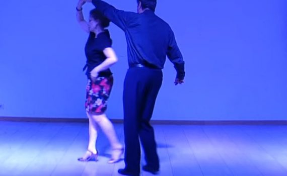 Cumbia Giro de ella a la derecha