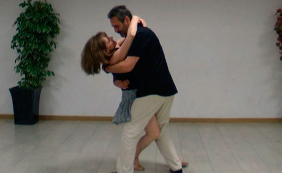 Bachata Recogidas y espiral Figuras de bachata encadenadas