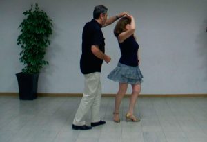 Salsa en línea Giro por la izquierda de la mujer