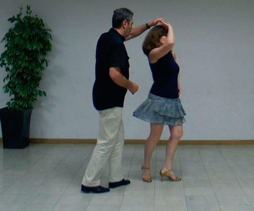 Salsa en línea Giro por la izquierda de la mujer