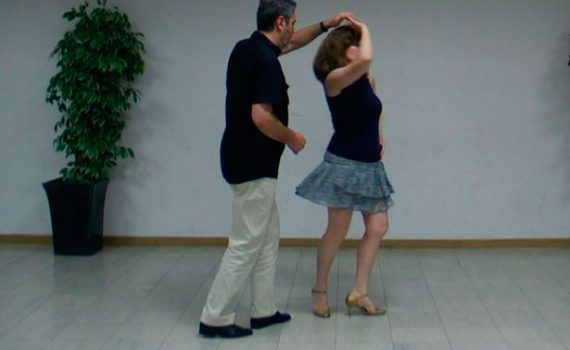 Salsa en línea Giro por la izquierda de la mujer