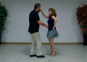 Salsa en línea Giro por la izquierda de la mujer