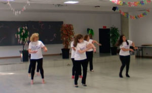 Baile en grupo meneito Sarangonga