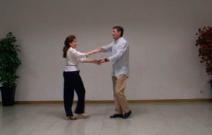 Hustle Cruce de manos y peinado