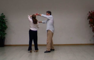 Hustle Cruce de manos y peinado