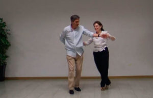 Hustle Cruce de manos y peinado