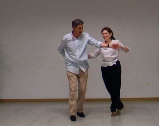 Hustle Cruce de manos y peinado