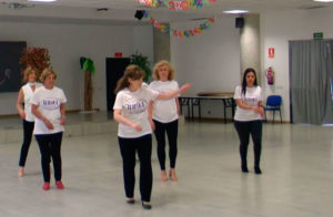 Baile en grupo meneito bailando