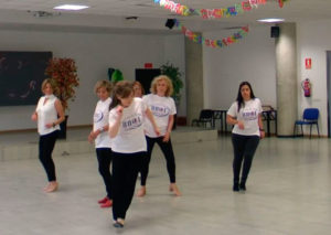 Baile en grupo meneito bailando