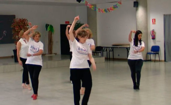 Baile en grupo meneito bailando